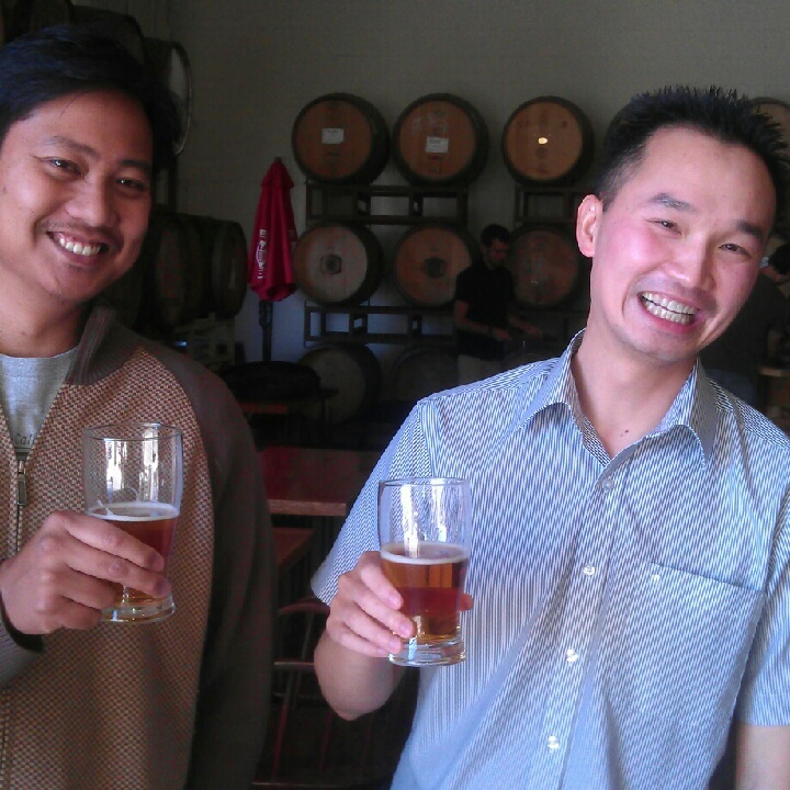 Peter Estaniel of BetterBeerBlog (left) with his friend Phi at Drake's Brewing Barrel House 1 Year Anniversary BetterBeerBlog的Peter Estaniel(左)和他的朋友Phi在德雷克酿酒桶屋庆祝一周年