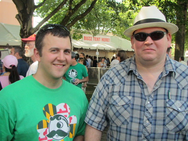 John Dugan(左)和Harvester Brewing公司的James Neumeister将在贝尔蒙特车站的Fringe Fest上酿造一款罕见的无谷蛋白生啤