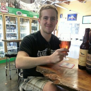 查理面包车萨马库特酿造享受一杯大麦棕色的淡啤酒