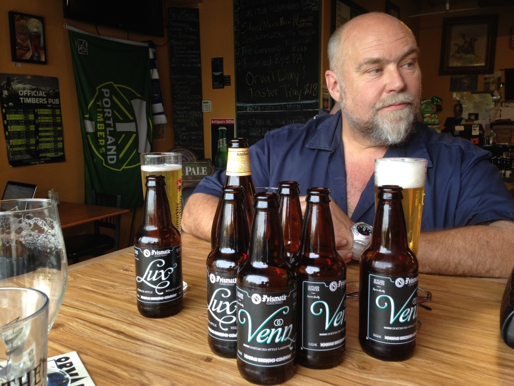 John Foyston在啤酒商展示他对拉格啤酒的热爱