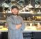 Execution Chef Joshua Anderson在波特兰的珍珠区的狂热苹果酒有限公司和厨房。