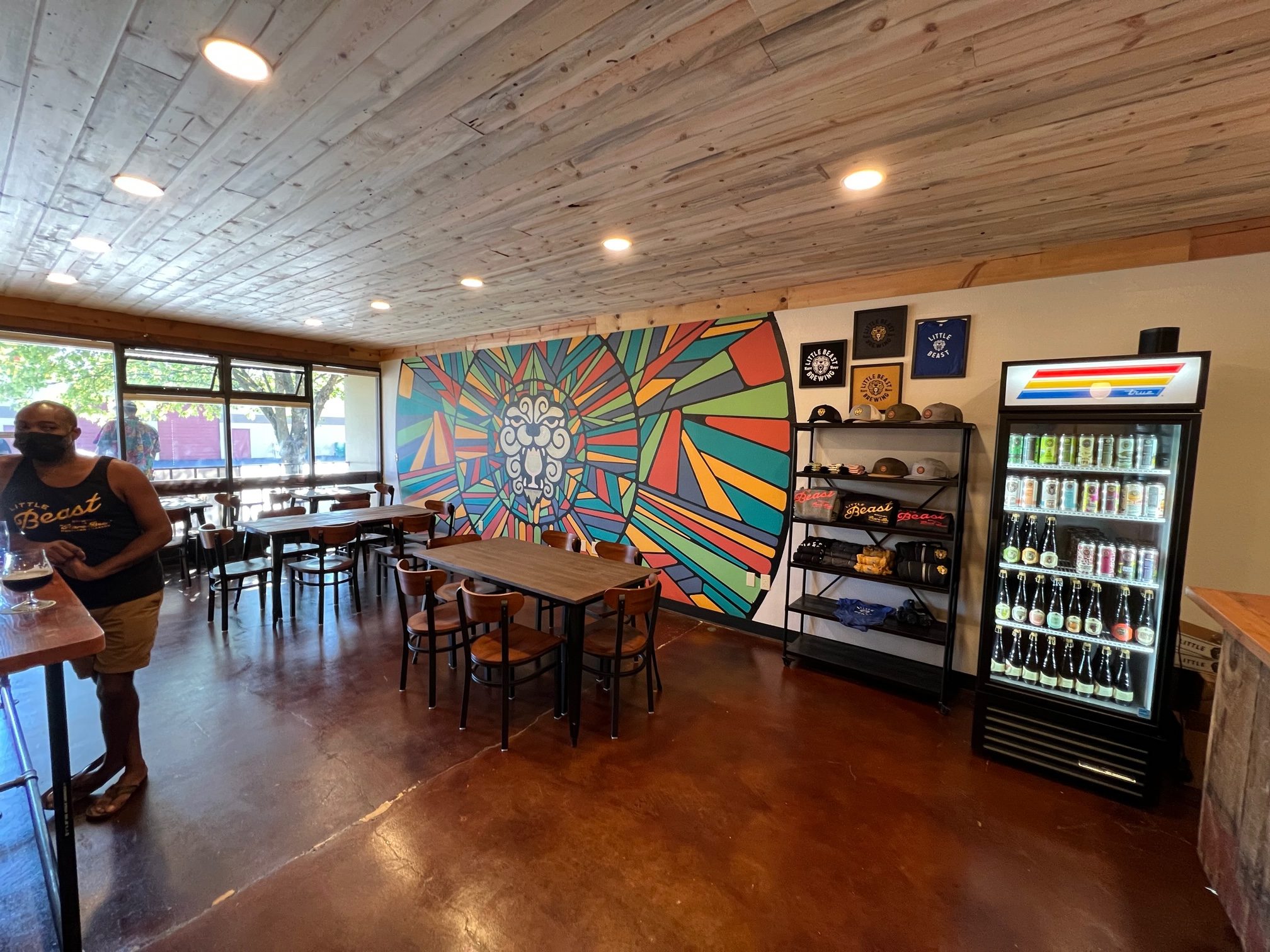 克拉卡马斯(Clackamas)的小野兽酿酒品酒室(Little Beast Brewing Tasting Room)的室内部分。