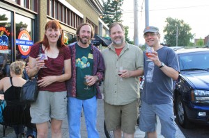 (从左至右)艾米·辛格马斯特，马特·斯威哈特，查尔斯·德弗雷克斯，卡尔·辛格马斯特