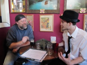 在贝尔蒙特车站的14周年纪念派对上，酿酒商联盟本地180的泰德·索贝尔（左）和阿斯托利亚酿酒公司的约翰·达格伦