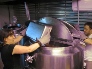 玛格丽特和本往水壶里加甜菜