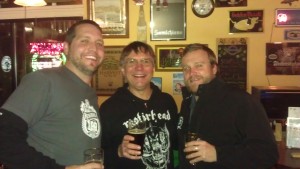 L到R：Oakshire Brewmaster Matt Van Wyk，Belmont Station Owner Carl Singmaster，以及Oakshire品牌经理Micah Bell