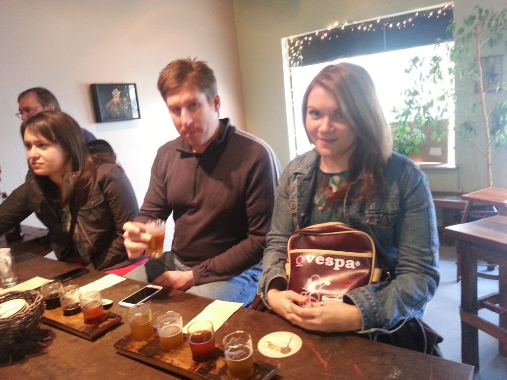 亚历克斯、丹和金在加州诺瓦托的五朔酿酒酒吧