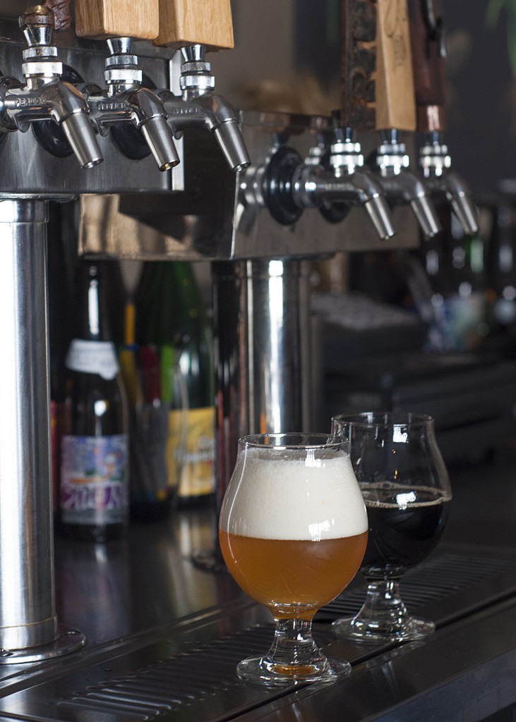 加利福尼亚州卡皮托拉市Sante Adairius乡村啤酒店的啤酒和水龙头