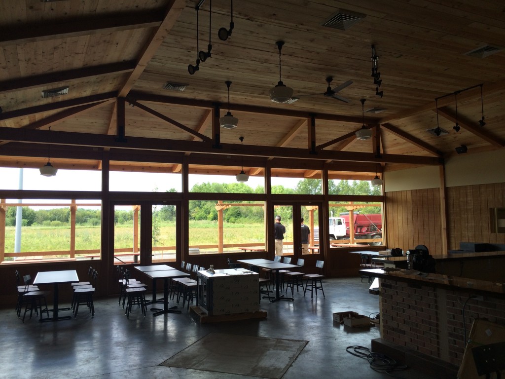 宽敞的新用餐区，街区15啤酒厂和Tap Room