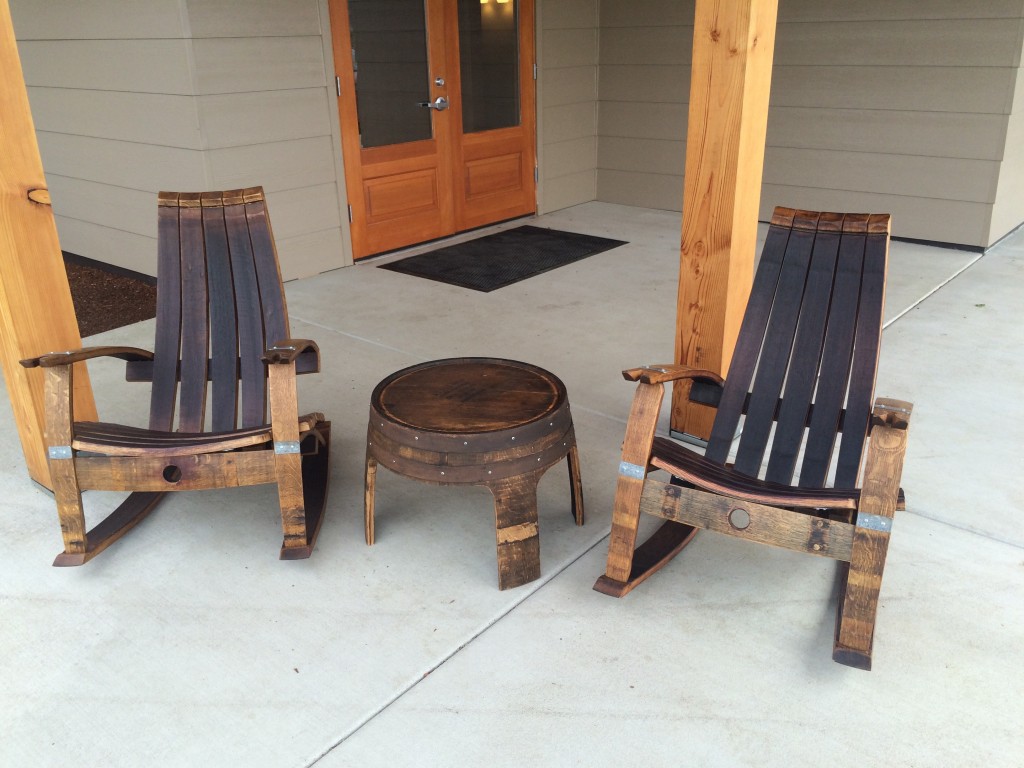 在街区15啤酒厂和Tap Room的Stave摇椅