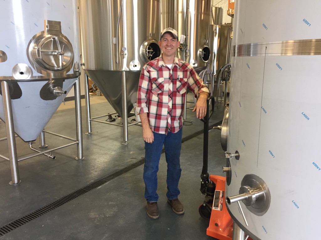 Co-Brewmaster和联合创始人54-40酿造在Washougal，博尔顿，博尔顿“博尔特”部长，一些新的酿造坦克从实际融合中到达