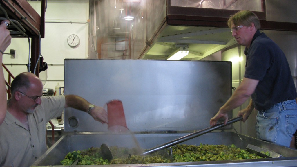 布里奇波特啤酒花酿造大师杰夫·埃哲顿和卡尔·奥克特在2002年为布里奇波特啤酒花丰收啤酒(最早的俄勒冈州啤酒花啤酒之一)注入新鲜啤酒花。(信用FoystonFoto)