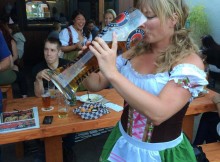 斯坦托啤酒节泡纳女孩喝