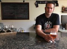 Abram Goldman-Armstrong，苹果酒骚乱的创始人和所有者！在苹果酒骚乱的酒吧后面！酒吧。