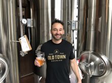 从老镇的亚当milne酿造在他的啤酒厂在东北波特兰。他继续与波特兰市的商标斗争。这座城市希望将老城区的商标雄鹿徽标推广到其他酒精生产商。羞耻于你波特兰。