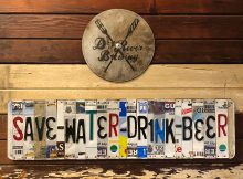 在洛杉矶的干河酿造店，节约用水喝啤酒。