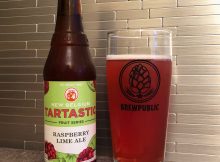 新比利时酿造的鞑靼覆盆子柠檬籽倒入了酿造玻璃杯里。