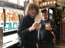 泰瑞·柯里尔，千禧音乐的老板和卡尔·辛格玛斯特在千禧音乐新开的啤酒吧。