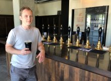 Bill Arnott，机械啤酒厂联合创始人，机箱啤酒啤酒中央区拍脚架。