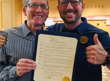 Dan Kent，鲑鱼安全联合创始人兼执行董事，以及Hopworks创始人Christian Ettinger，正式宣布8月25日星期六为波特兰鲑鱼安全日。（图片由Hopworks城市啤酒厂和鲑鱼保险箱提供）