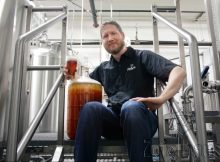 Alan Taylor的形象与麦芽汁的绞盘从Zoigl-Wort份子的股票由Zoiglhaus酿造礼貌