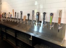 ZPizza Tap Room设有18个旋转水龙头的啤酒，恭维其选择的比萨饼。