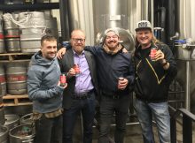 Paley Hospitality的烹饪行动总监Matthew Jarrell，Paley Hospitality和Russer和Larry Clouser董事，在Bulel＆Peck IPA的Bone酿造期间庞大酿造的共同主席。