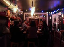 在等候室二楼的西北极酒吧。