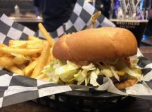 威德默兄弟酒吧的美味汉堡和薯条只卖7美元，7美元。