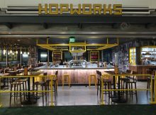 波特兰国际机场E大厅的Hopworks城市啤酒厂。