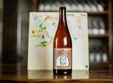 直立酿造的10周年Saison在一个750毫升的瓶子，由直立酿造提供的图像