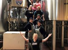 粉红靴协会酿造鹈鹕酿造粉红靴印度淡色啤酒的形象鹈鹕酿造