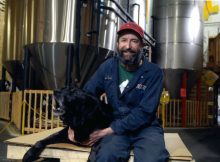 John Maier在啤酒厂报道。(图片由Rogue Ales提供)