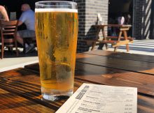 在华盛顿卡马斯的愤怒谷物酿造店，一品脱啤酒