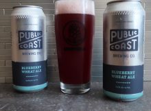 一杯新推出的公共海岸酿造蓝莓麦酒。