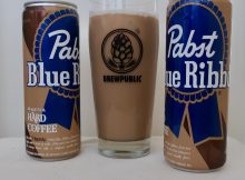 新测试的市场是将蓝带硬咖啡倒入BREWPUBLIC玻璃杯。