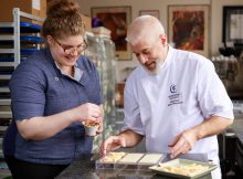 波特兰厨师玛雅人of oonder和大师巧克力巧克力子朱利安玫瑰月亮巧克力，桃子碎酪乳酪巧克力棒。（图片礼貌的盛宴波特兰）