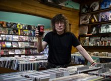 泰瑞·柯瑞尔，音乐千年的老板拥有很多黑胶唱片和波特兰酿酒槽黑胶啤酒。(图片由波特兰酿酒公司提供)