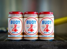 这是一罐12盎司的Dunkel Lager啤酒，由Buoy Beer公司提供。