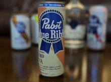 蓝带Pabst Blue Ribbon继续多样化其产品线，增加了Pabst Blue Ribbon的桃子口味硬茶。