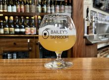 在贝利酒吧喝杯啤酒。