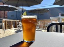 从锤子和针脚酿造的IPA，拍摄了户外甲板。