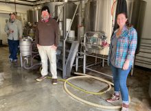 杰森·麦克亚当，奇普·康伦和克里斯汀·怀特复活了老伯恩赛德酿造甜热在抛硬币酿造下的新名称甜热重复。(图片来自掷硬币酿造)