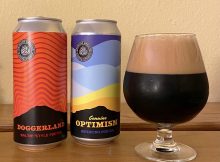 一杯来自Oakshire Brewing的纯正乐观美国波特酒，旁边是Doggerland波罗的海风格波特酒