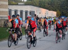 左手团队(Team Left Hand)是一群致力于解决多发性硬化症(Multiple Sclerosis)之谜的员工和朋友，他们自豪地宣布达到了500万美元的筹资里程碑。(图片由左手酿造公司提供)