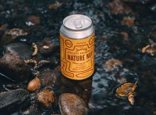 自然坚果的形象，用贾斯汀酿造的啤酒是为了使落矶山脉的山山脉营养酿造公司受益