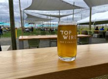 在俄勒冈州伍德伯恩的TopWIre Hop项目上喝了一品脱。