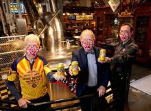 从左到右分别是霍华德·赖特，查尔斯·芬克尔，派克酿酒公司创始人，德鲁·吉莱斯皮，派克酿酒公司总裁。