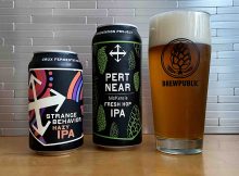 奇怪的行为模糊的IPA和一品脱罐的Pert Near Fresh Hip IPA来自Crux发酵项目。
