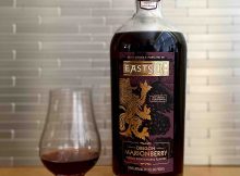 Eastside蒸馏俄勒冈Marionberry威士忌在Glencairn玻璃杯。